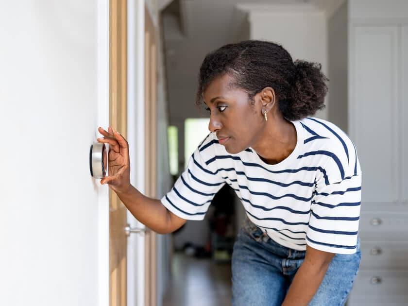 SwiftPro air conditioning services in Chantilly, VA gets the thermostat working again.