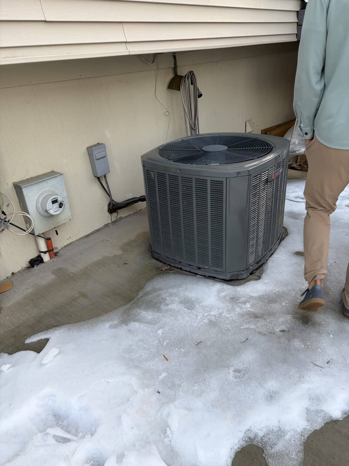 A new heat pump outdoor unit installed by SwiftPro at a Springfield, Virginia home