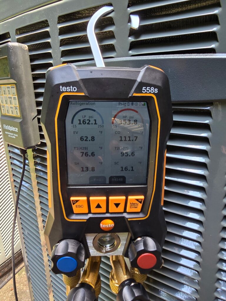 Digital manifold gauges hooked to a condenser in Northern Virginia showing pressure and temperature readings